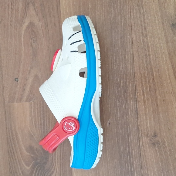Hello Kitty Crocs - Picture 3 of 11